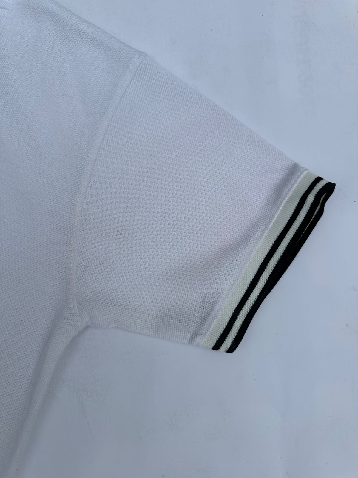 Men’s White Polo Shirt – Cool & Stylish with Contrast Collar
